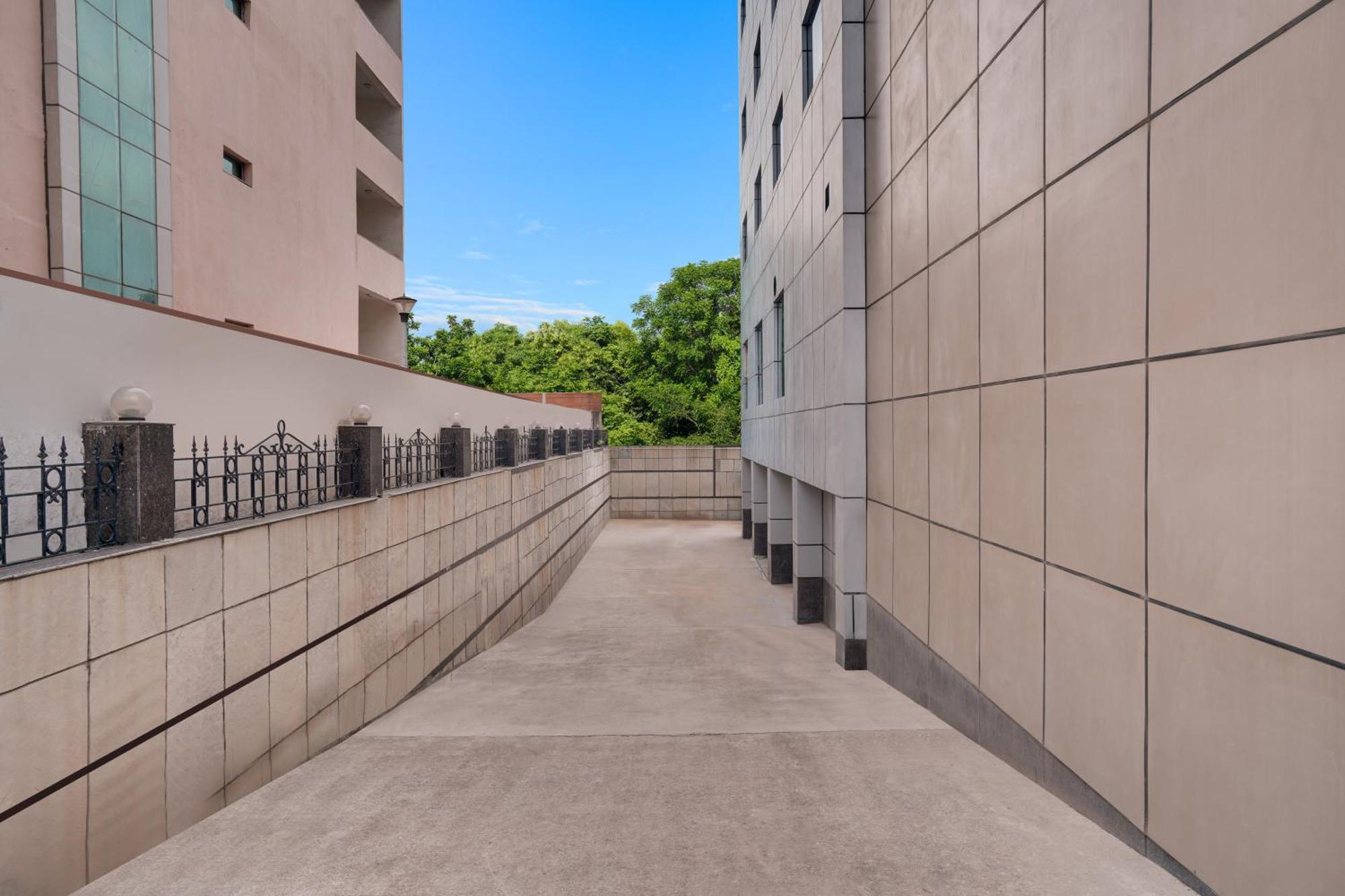 Lemon Tree Hotel, Noida Exterior photo