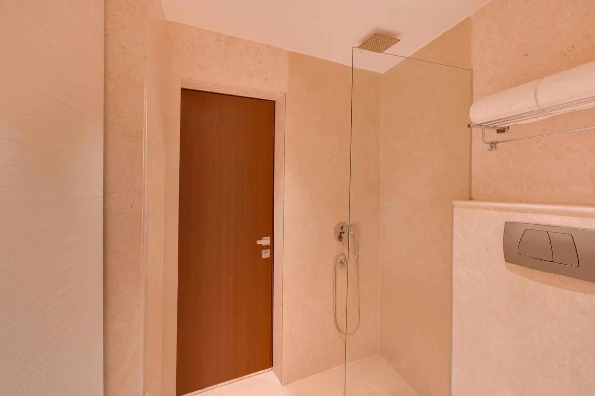 Lemon Tree Hotel, Noida Exterior photo